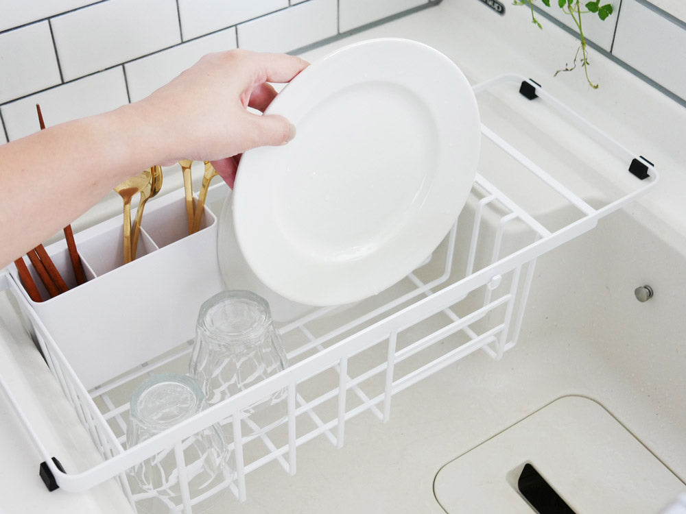 YAMAZAKI製の伸縮式水切りワイヤーバスケットがシンク上に設置され、食器や調理器具が収納されている様子