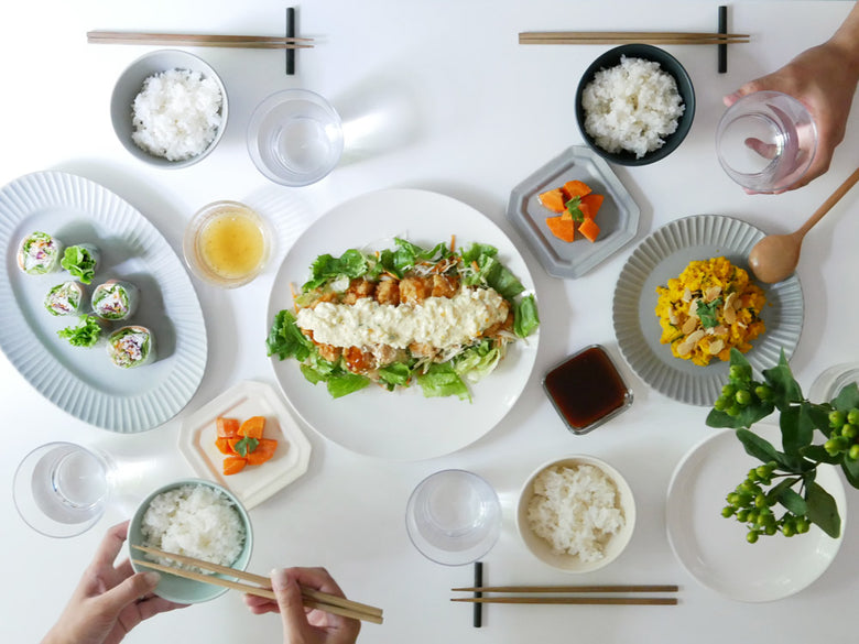 SAKUZAN製の手作りSaraライスボウル、自然な陶器の風合いと個性的な釉薬が特徴の115mm四方の食器