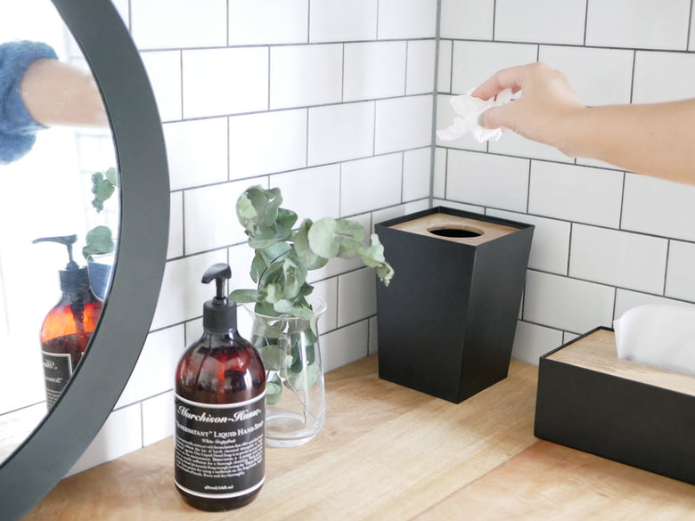 ポッシュリビングのアイアンと木材のダストボックス