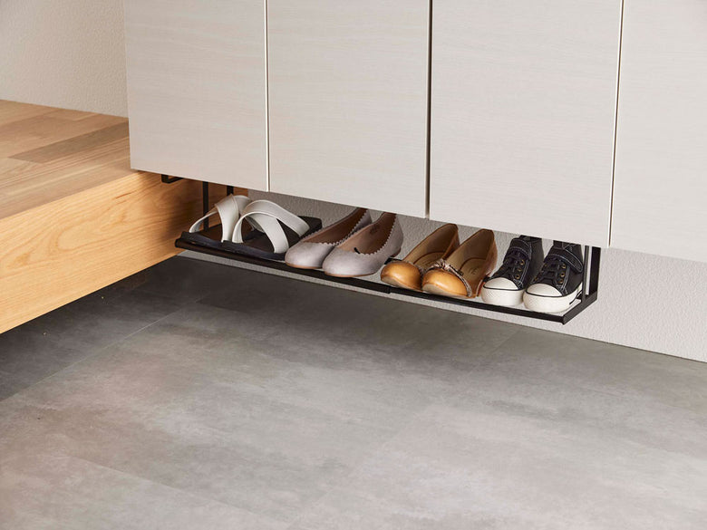 壁に浮かせるタワー伸縮シューズラック