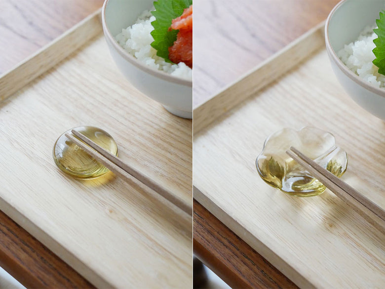 Sghrスガハラのガラス製はしおき5個セット。クリア2個、フォレスト、タン、インディゴの4色が桐箱に入って並んでいる