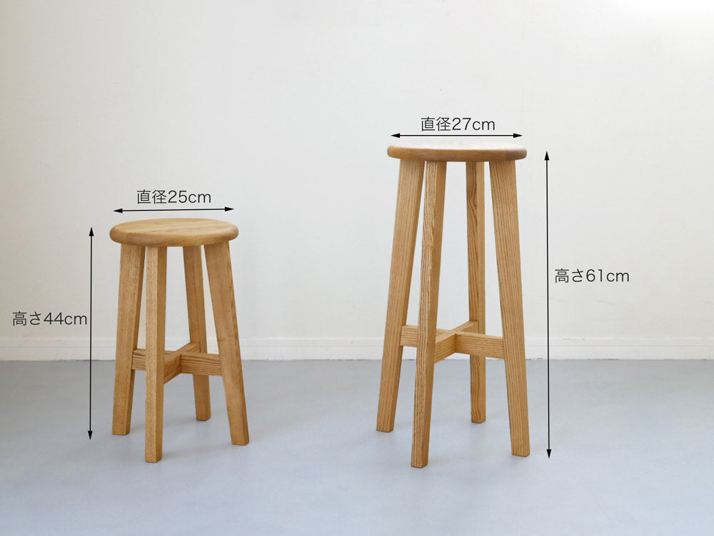 松野屋製の国産タモ材使用、オイル仕上げの手作り丸椅子。自然な木目とシンプルなデザインが特徴の木製スツール