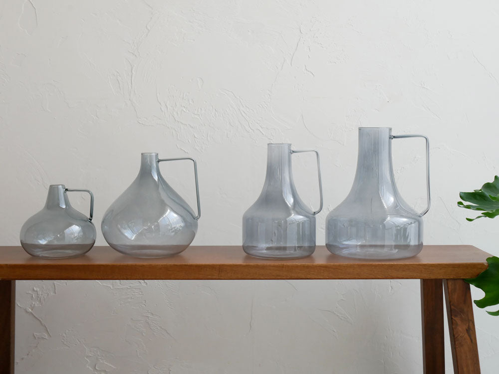 ホーンプリーズメイドのライトリー GLASS フラワーベース。透明なガラス製で、シンプルかつエレガントなデザインの花器。