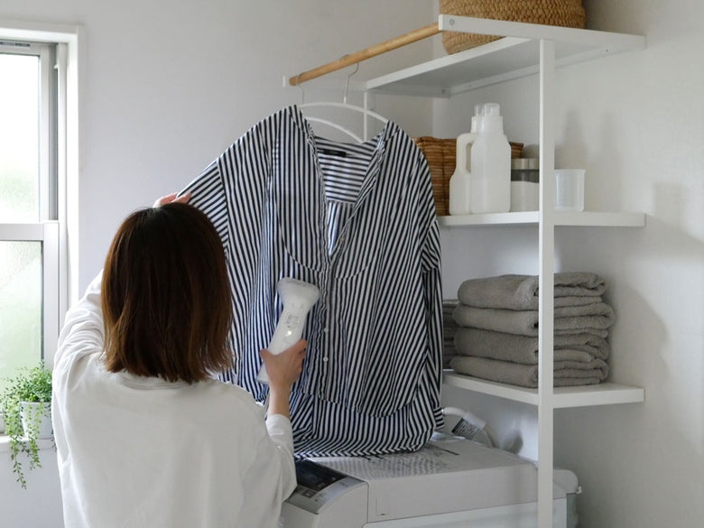 tower/Yamazakiの立て掛けランドリーシェルフ。スチール製本体に天然木のハンガーバーが組み合わさった高さ190cmの多段ラック。