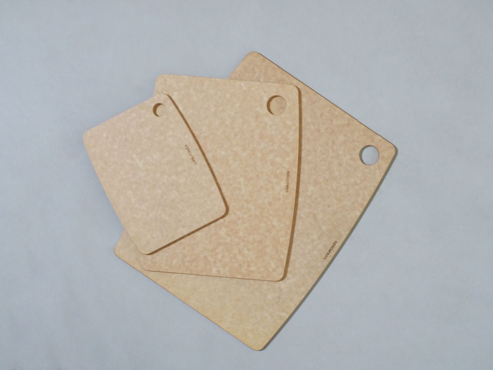 食材を切るエピキュリアン製のナチュラル木目カッティングボード