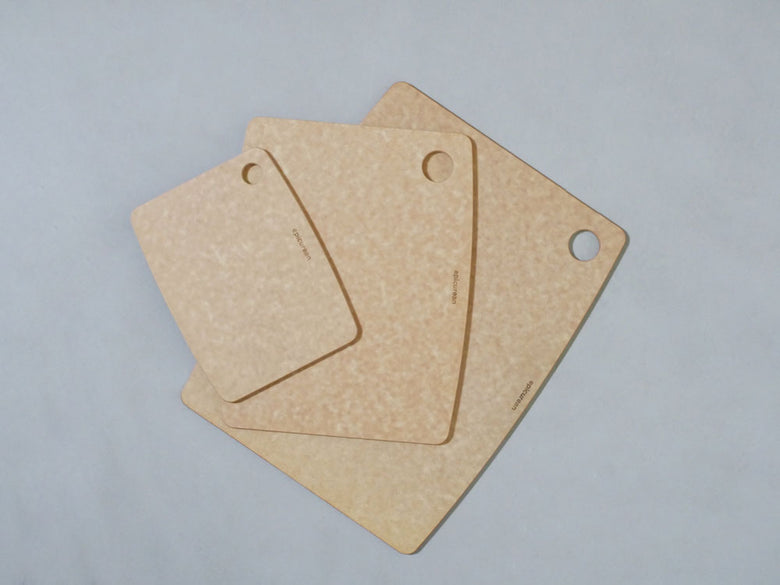 食材を切るエピキュリアン製のナチュラル木目カッティングボード