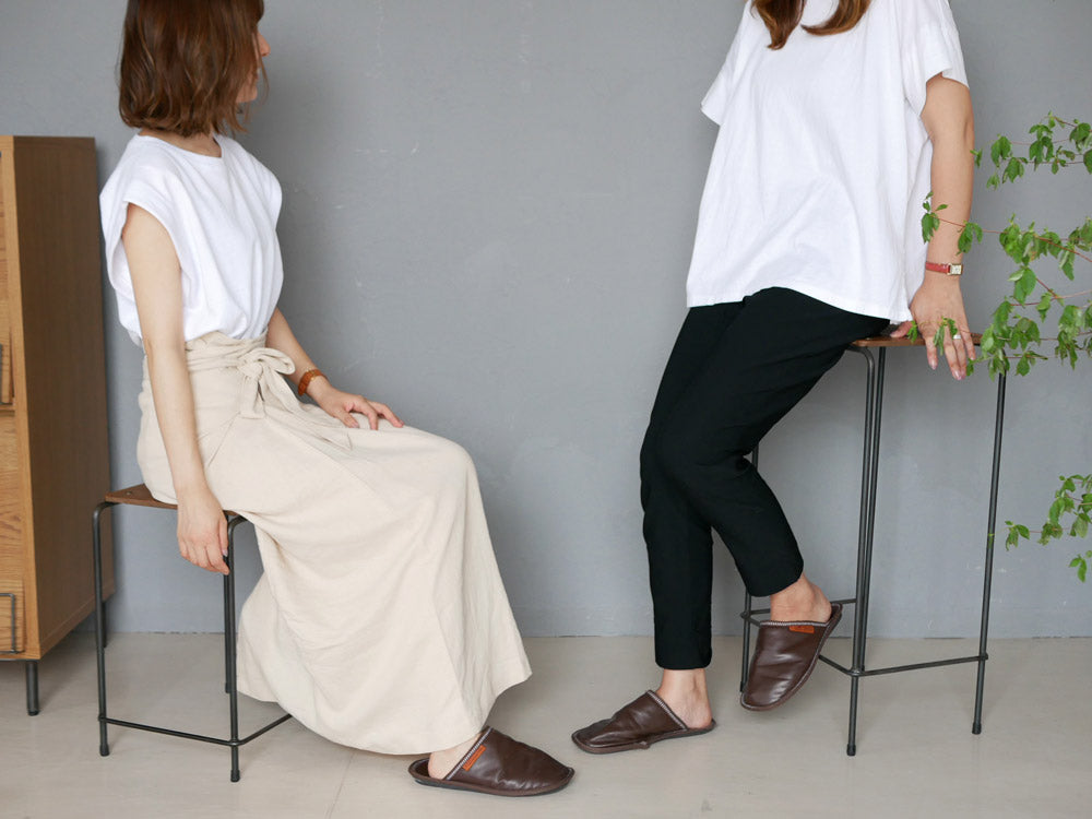 スチールフレームとアッシュ天板のスクールスツール