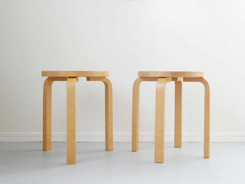 アルヴァ・アアルトデザインのArtekスツール60。バーチ材仕上げで直径38cm、高さ44cmの組み立て式スツール