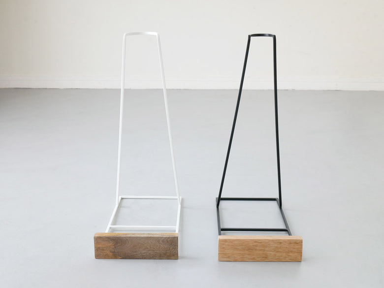 マンゴーウッドとアイアン製のクリーナースタンド