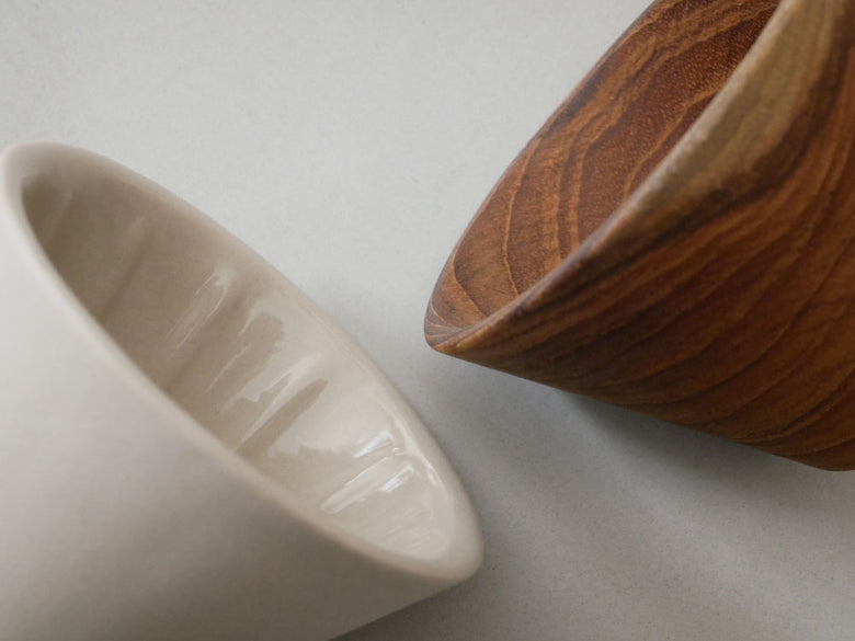 サラサデザインのb2cコーヒードリッパー。チーク製またはストーンウェア製で直径約9cm