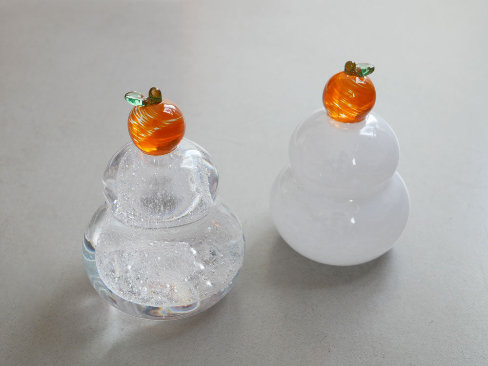 硝子屋 PRATO PINOのガラス製鏡もちセット。透明なガラスの鏡もちが飾り台に載せられ、木箱が同梱されています。