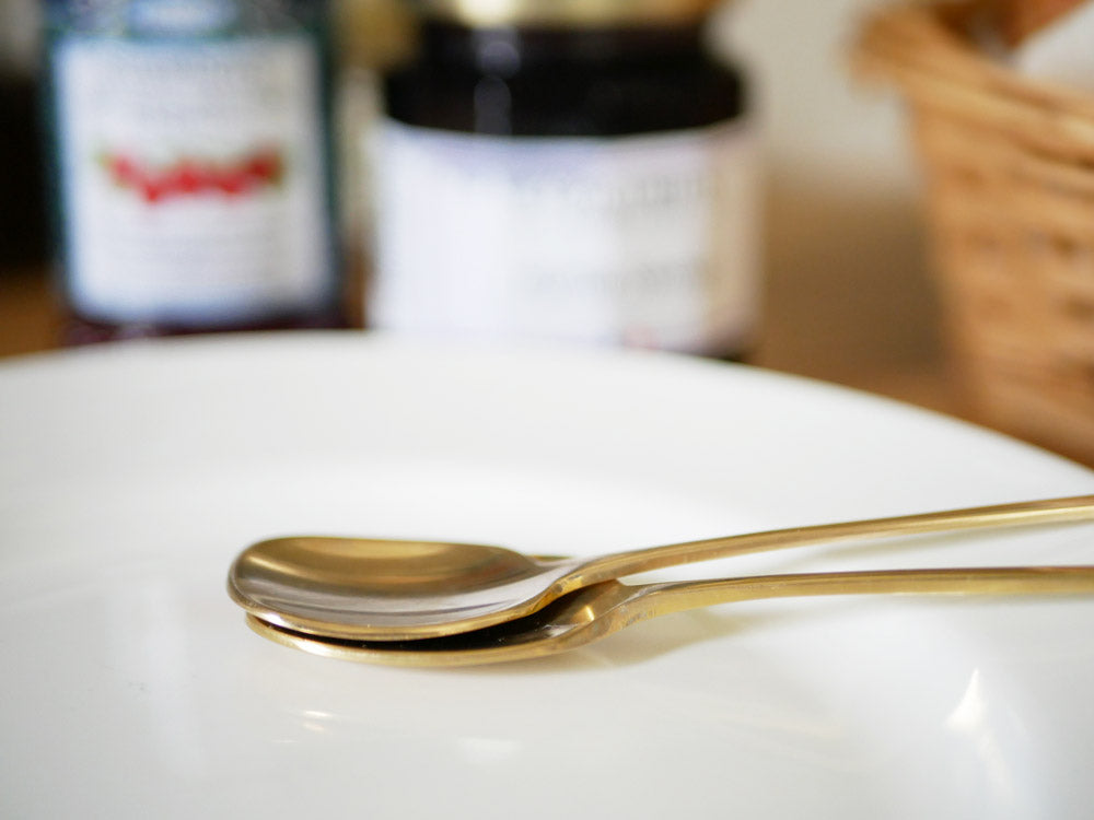 Horn Pleaseホーンプリーズブランドの真鍮製ミールスプーン。大サイズと小サイズが並べられている