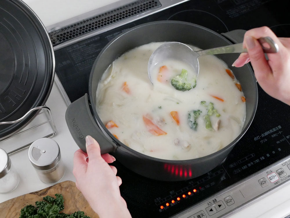 グリーンパンのフェザーウェイト ココット ラウンド鍋と付属するシリコーン製ポットホルダー2個