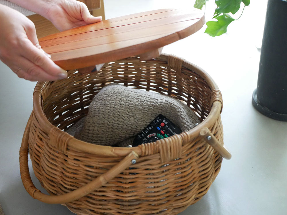ラタンの蓋がテーブルになるバスケット