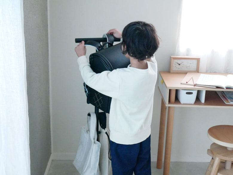 smartブランドのスチール製ランドセルスタンド、幅28cm×奥行28cm×高さ100cmで耐荷重約10kg、シンプルで頑丈なデザイン