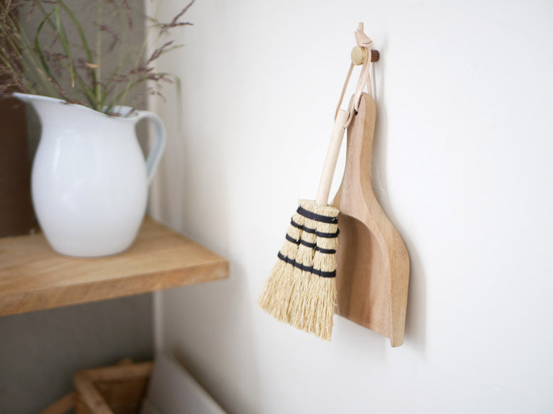 ホーンプリーズ製アカシア木製ダストパン