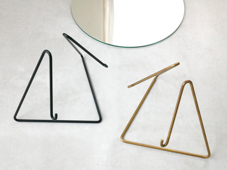 MOEBE製ゴールド仕上げのスタンディングミラー