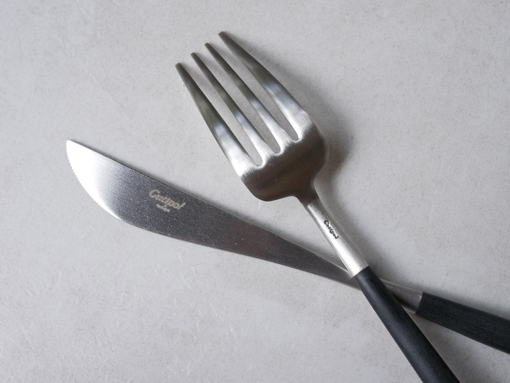 ポルトガル製のCutipol GOAカトラリーセット。ステンレスのマット仕上げが特徴のナイフ、フォーク、スプーンが揃っています。
