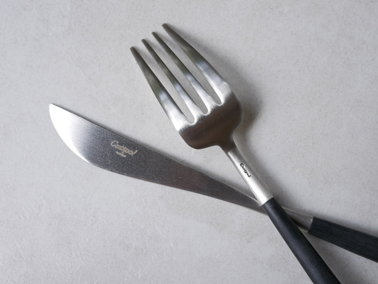 ポルトガル製のCutipol GOAカトラリーセット。ステンレスのマット仕上げが特徴のナイフ、フォーク、スプーンが揃っています。