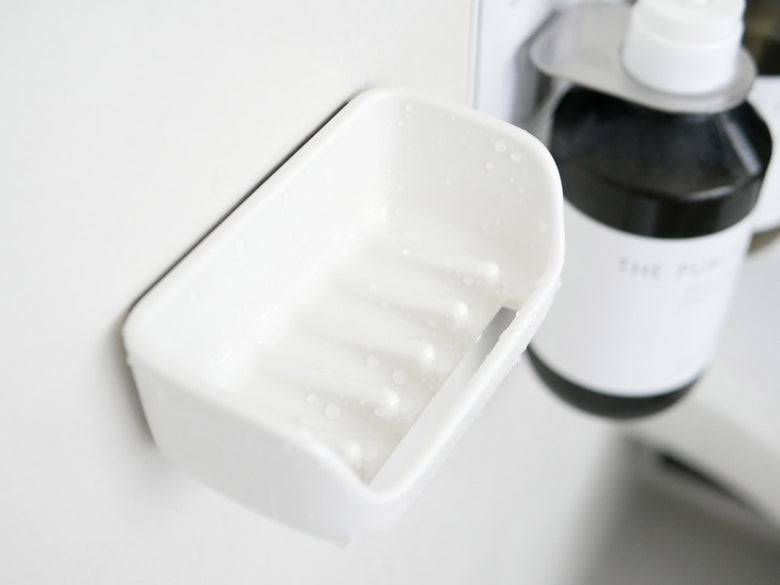 マーナのマグネット石鹸置きが浴室に設置されている