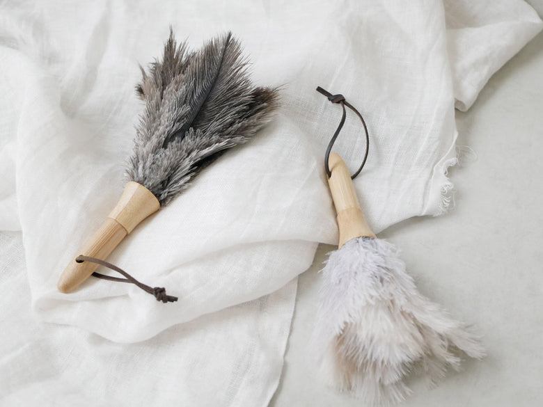 ダルトンのミニフェザーダスター、竹と合成皮革のハンドル、オーストリッチ羽