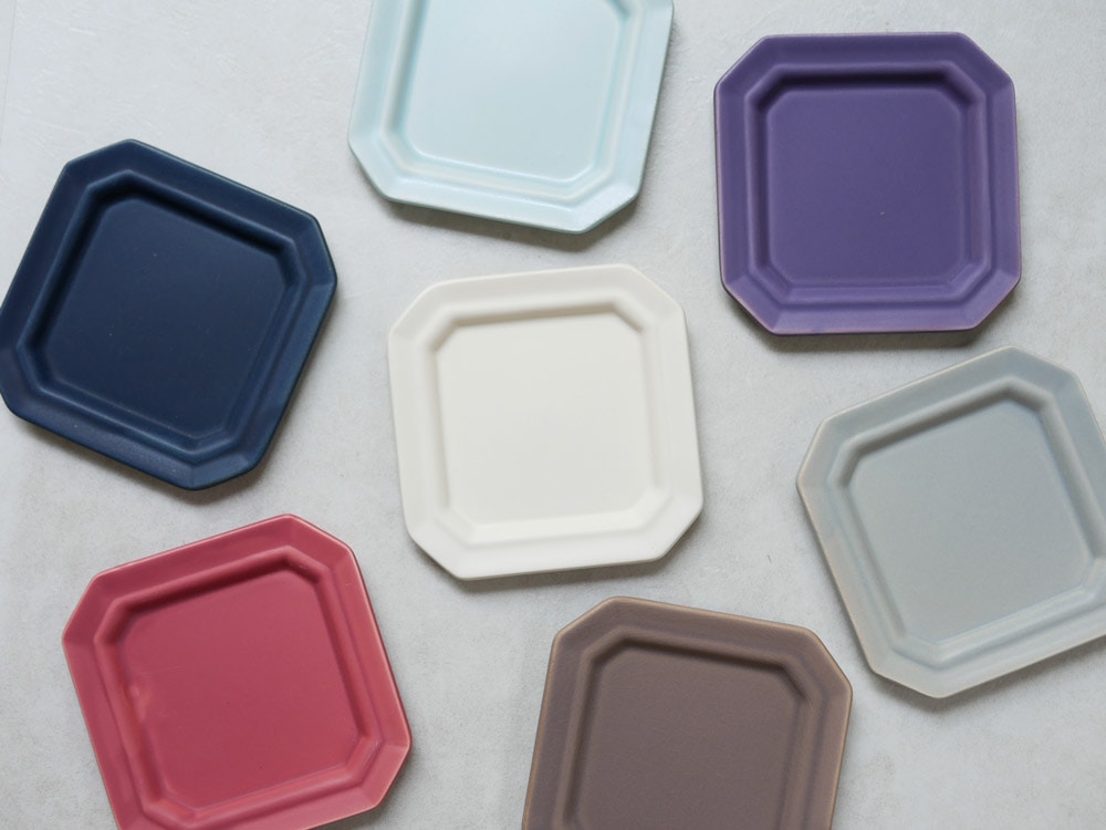 桜山【SAKUZAN】製の自然な風合いを持つ手作り磁器サラスクエア食器。