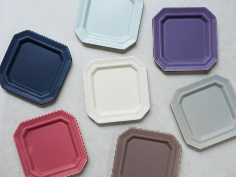 桜山【SAKUZAN】製の自然な風合いを持つ手作り磁器サラスクエア食器。