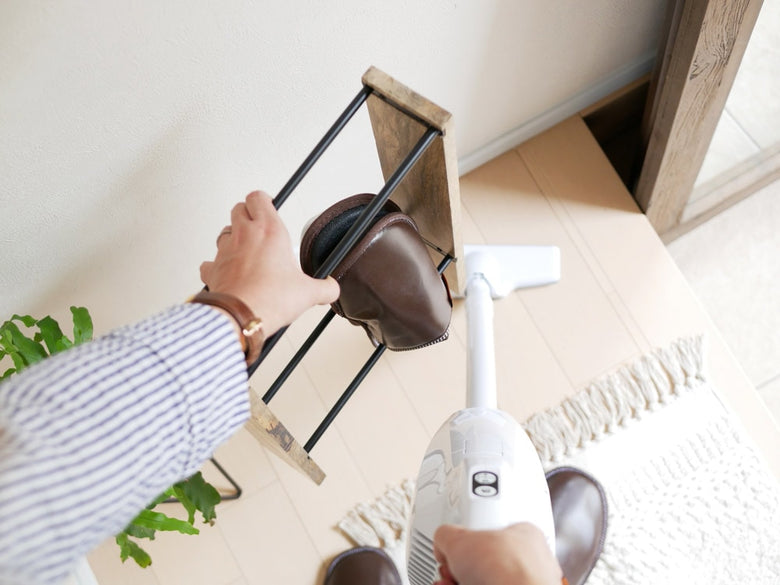 POSH LIVINGのアイアンとマンゴーウッド製スリッパラック