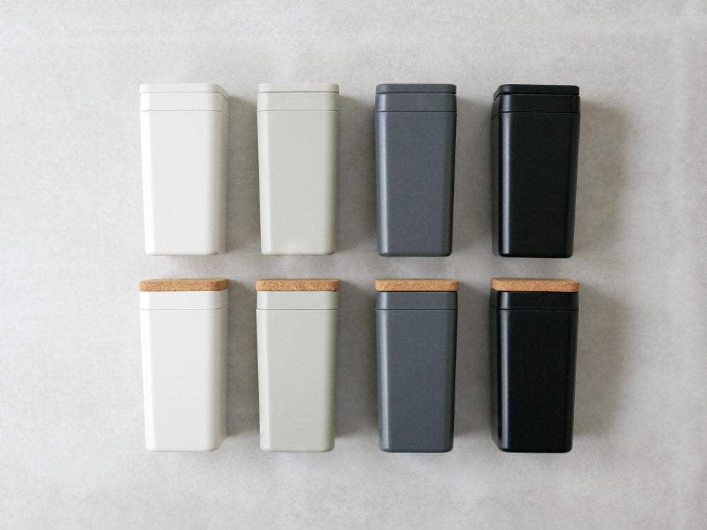 サラサデザインのシリコン蓋付きウエットティッシュスタンド。幅約9cm、奥行9cm、高さ19cmのABSとシリコン製。