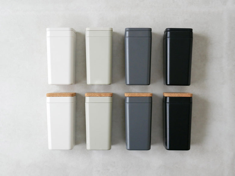 サラサデザインのシリコン蓋付きウエットティッシュスタンド。幅約9cm、奥行9cm、高さ19cmのABSとシリコン製。