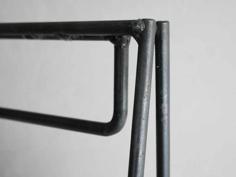 SIKAKUブランドのクロカワ鉄製折りたたみハンガーラック。高さ150cmでクリア塗装が施され、キャップが着脱可能なデザイン