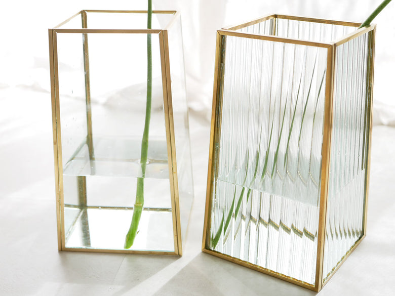 POSH LIVINGの真鍮フレームと透明ガラスを使用したソリッドデザインのフラワーベース