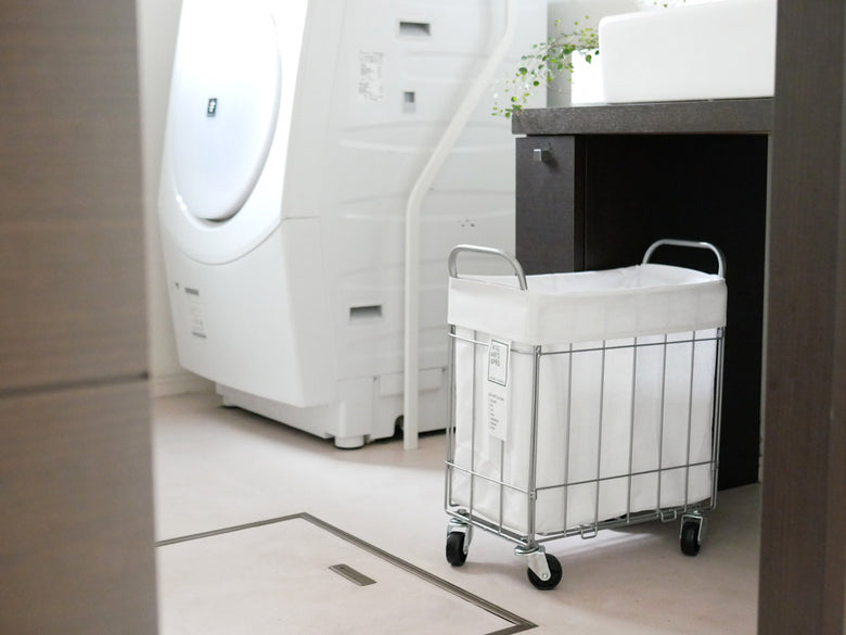 BRIDのWIRE ARTS&PRO ランドリーストレージ28L。スチールワイヤー製のフレームにポリエステルとコットンの中袋が組み合わさった洗濯物収納ボックスで、キャスター付きで移動が簡単です。