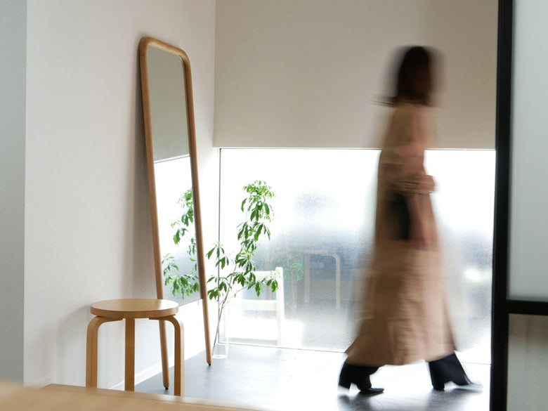 NOWHERE LIKE HOMEの高さ1600mmオークまたはウォールナット無垢材製スタンドミラーとラダーハンガーのセット、シンプルでモダンなデザイン