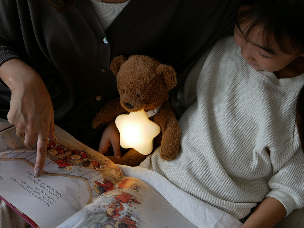 MARNAのえほんライトがぬいぐるみに取り付けられている様子