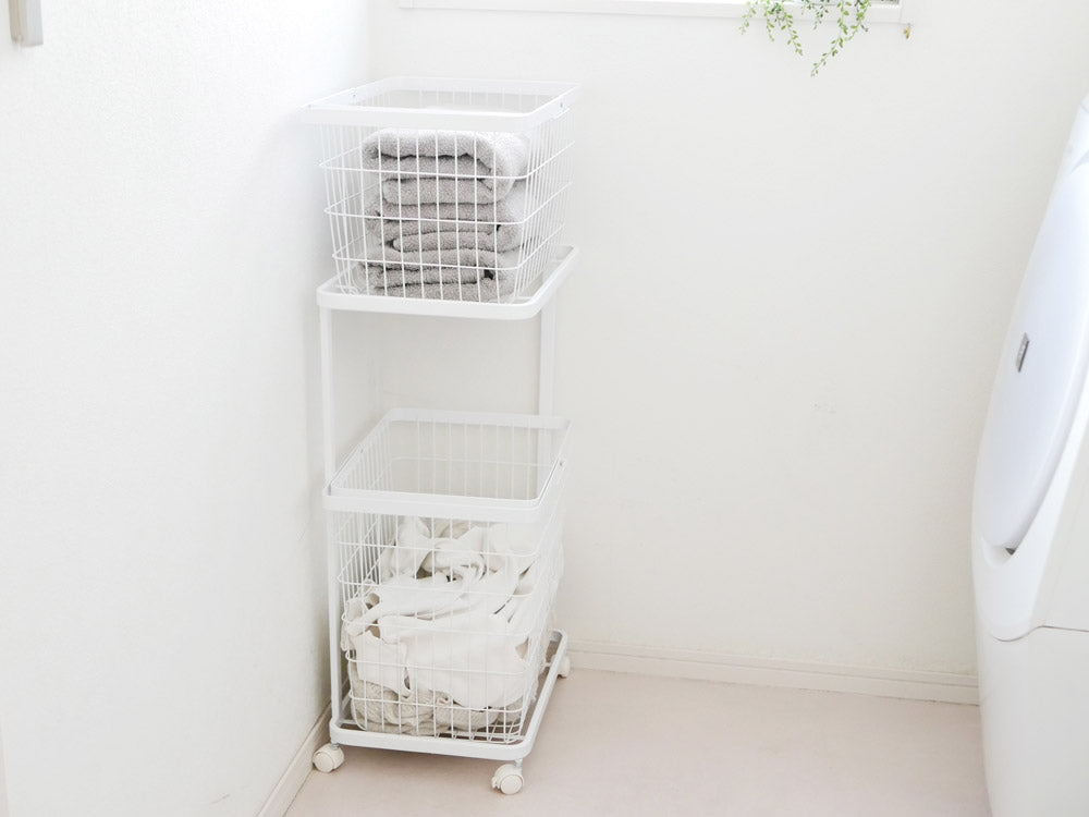 YAMAZAKI製ランドリーワゴン「tosca」、スチール製で高さ69.5cm、上段にMサイズとLサイズのバスケットが取り付けられた収納カート