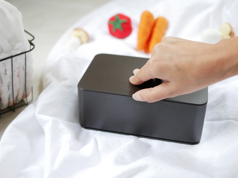 スマート(YAMAZAKI)製のプラスチック製おしり拭きケース。横置きタイプで約19×12×7.5cmサイズのウェットティッシュ袋に対応。