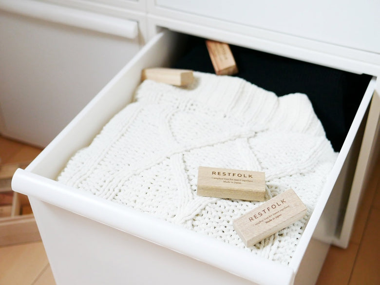 REST FOLKのくすのき天然精油を使用したカンフルオイルが引き出しや収納バスケット内に配置されている様子