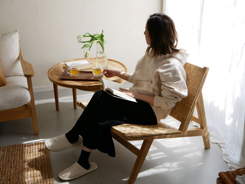 &CraftのTUSKER 1Pラウンジチェア。チーク無垢材とラタンを使用したシンプルなデザインの木製シングルシート椅子