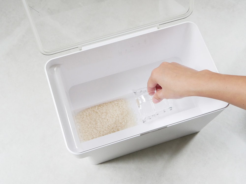 タワー（YAMAZAKI）ブランドの密閉シンク下米びつ。ABS樹脂製の本体と蓋、付属のアクリル計量カップがセットになっています。