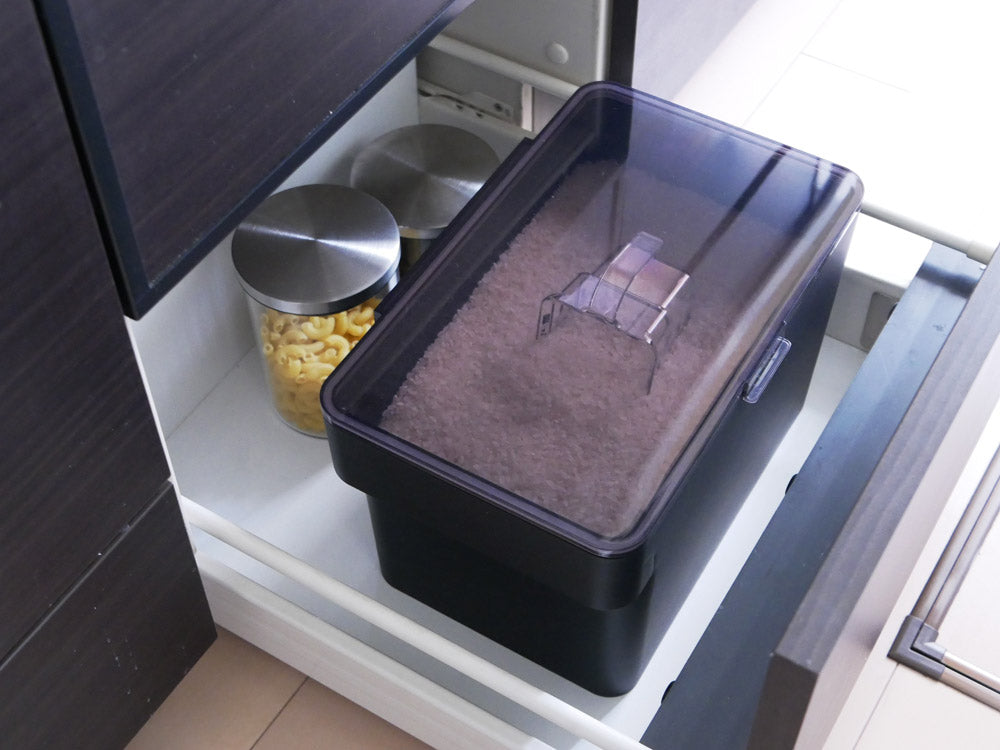 タワー（ヤマザキ）製の密閉シンク下用米びつと計量カップがトレイの上に置かれたキッチン用品