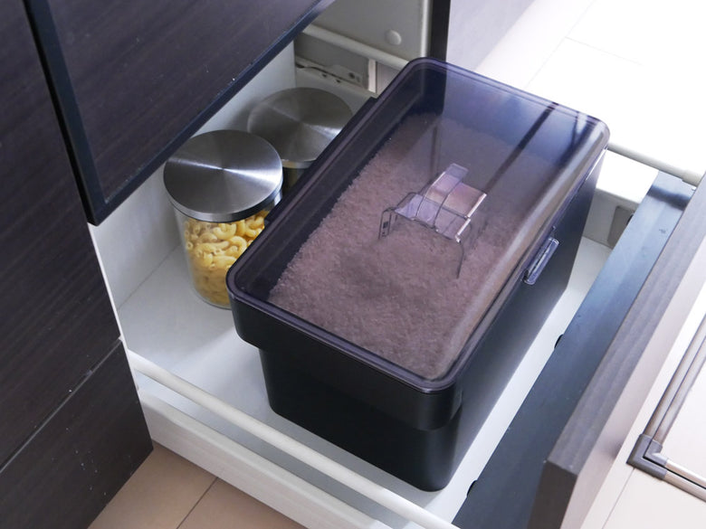 タワー（ヤマザキ）製の密閉シンク下用米びつと計量カップがトレイの上に置かれたキッチン用品