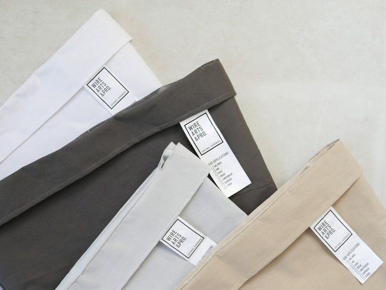 BRIDランドリーストレージ ラウンド33L。灰色のスチール製収納ボックスでキャスター付き。