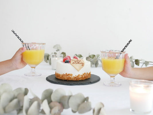 KINTO ALFRESCOワイングラスと果物が並ぶテーブル