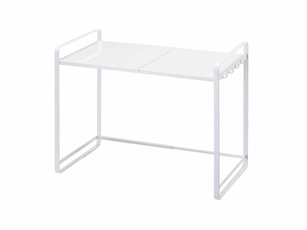 YAMAZAKI/tosca製スチール製伸縮タワーレンジラック。高さを約47.5cmから75cmに調整でき、複数の棚とフックが備わっています。