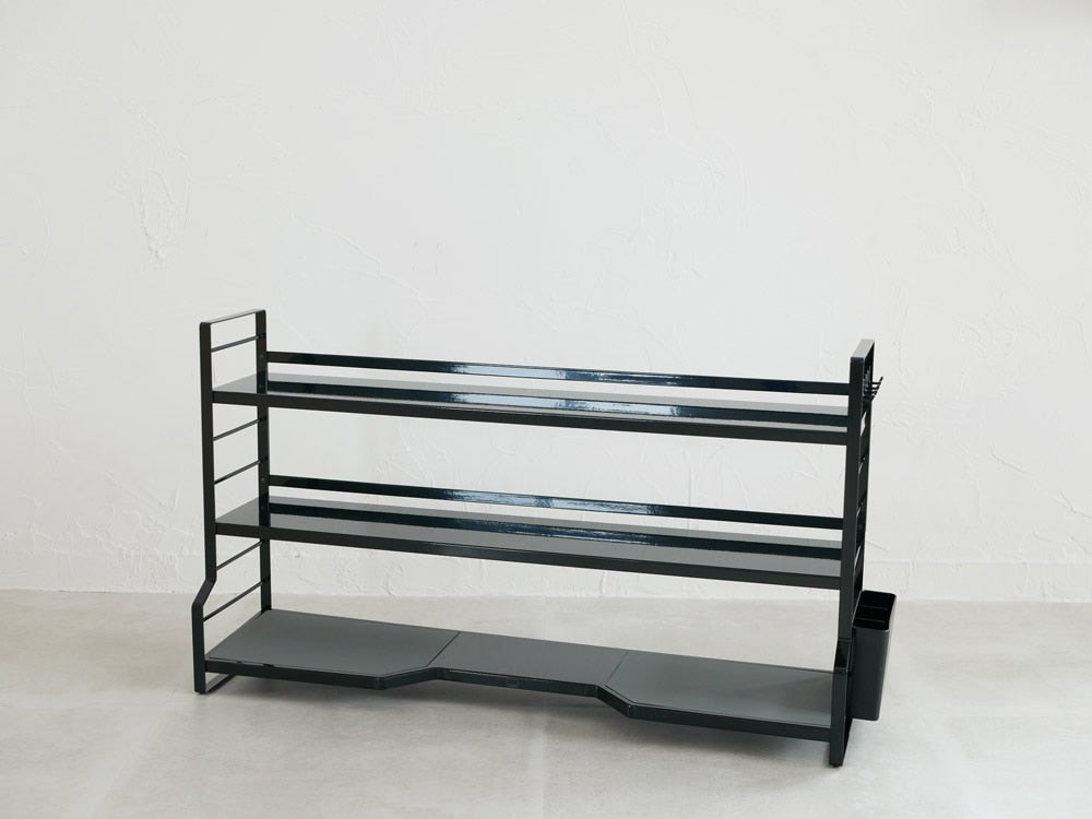 YAMAZAKI/tower製コンロ奥ラック、スチール製の複数棚が並ぶキッチン収納ユニット