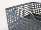 灰色と銀色のハンドル付きスタッキングバスケット