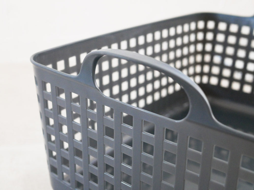 灰色と銀色のハンドル付きスタッキングバスケット