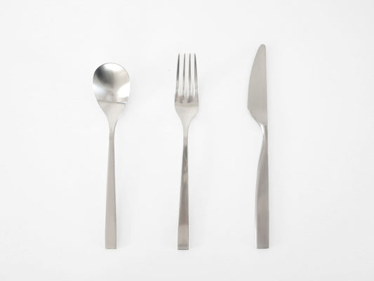 ステンレス製マット仕上げのSUNAOスプーンとフォーク