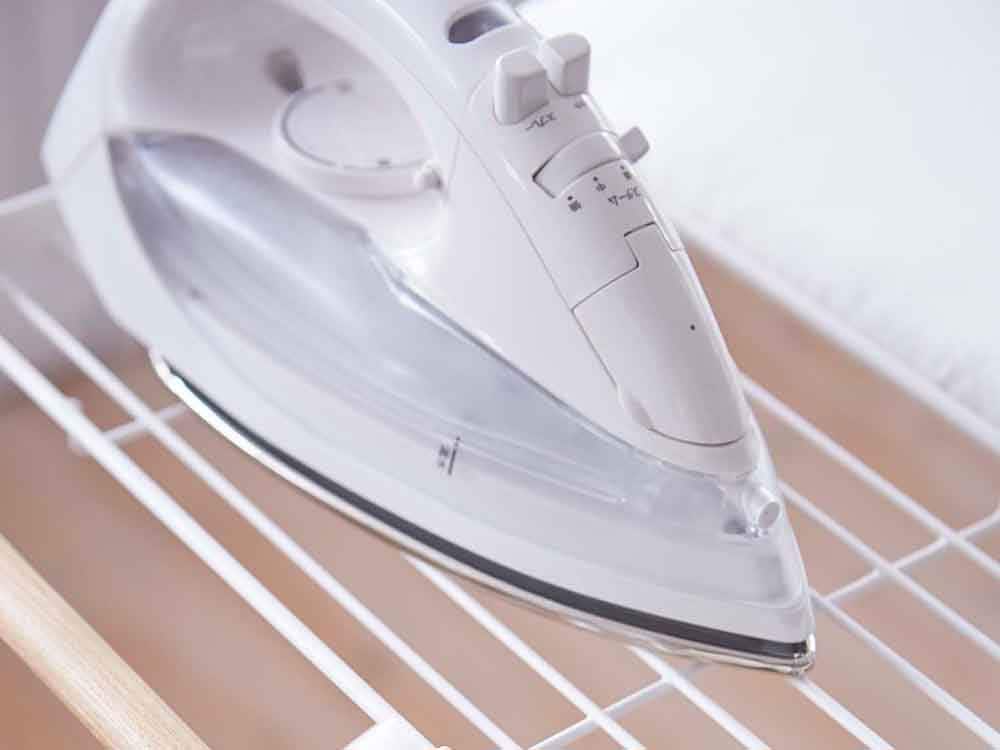 YAMAZAKIトスカ製スタンド式アイロン台。麻・綿の表面布と天然木の脚を備えたスチール製デザイン